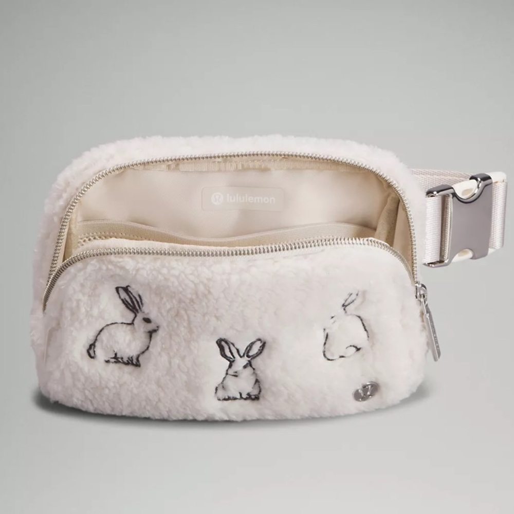 NWT Lululemon Exclusive New Year Fleece Everywhere Belt Bag - Picture 6 of 9